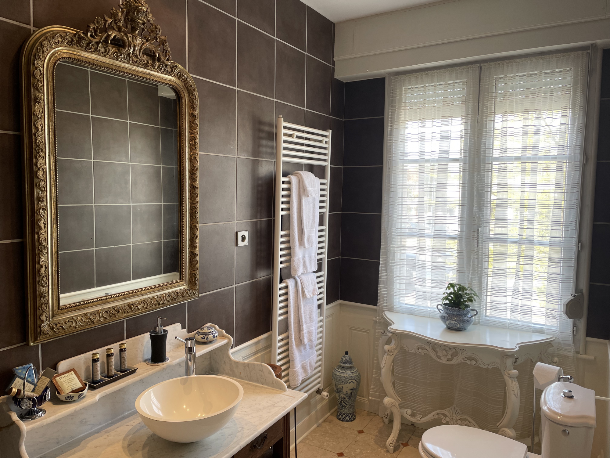 The Double Deluxe bathroom is a bright room filled with natural light  overlooking the main square of Corbie.